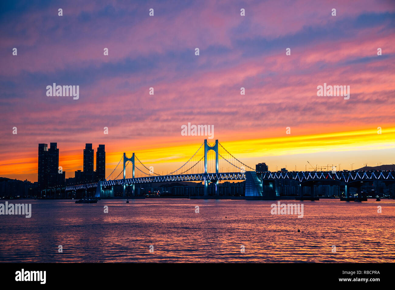 Gwangan Brücke und Meer, Dämmerung Sonnenuntergang in Busan, Korea Stockfoto