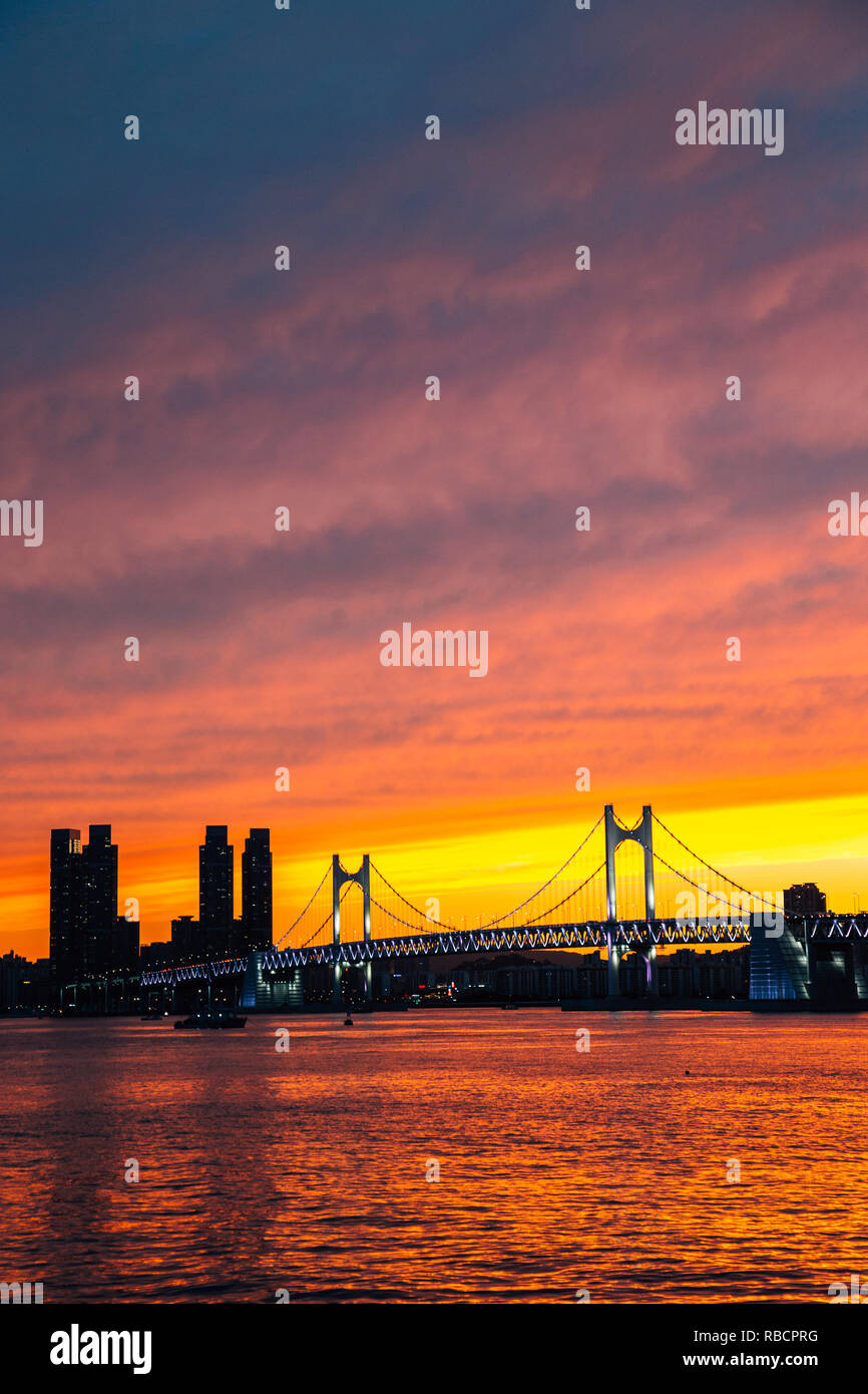 Gwangan Brücke und Meer, Dämmerung Sonnenuntergang in Busan, Korea Stockfoto