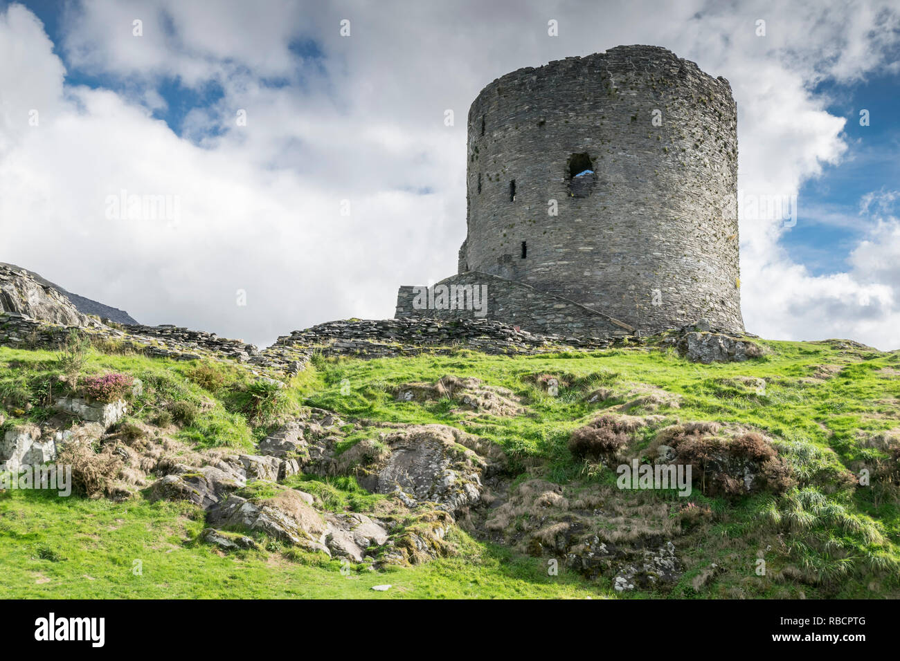 Dolbadarn Burgbefestigung gebaut von der walisischen Fürsten Llywelyn die große während des 13. Jahrhunderts an der Basis von North Wales Llanberis Pass Stockfoto