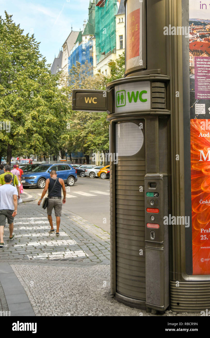 Prag, tschechische Republik - Juli 2018: Automatische öffentliche Toilette Duschkabine auf einer Straße in Prag Stadtzentrum. Stockfoto