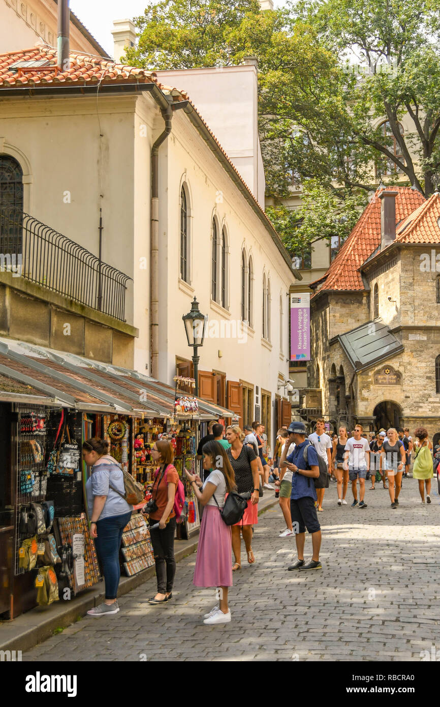 Prag, tschechische Republik - Juli 2018: Menschen surfen Verkaufsstände souvenir Waren in einer Seitenstraße im Stadtzentrum Prags. Stockfoto