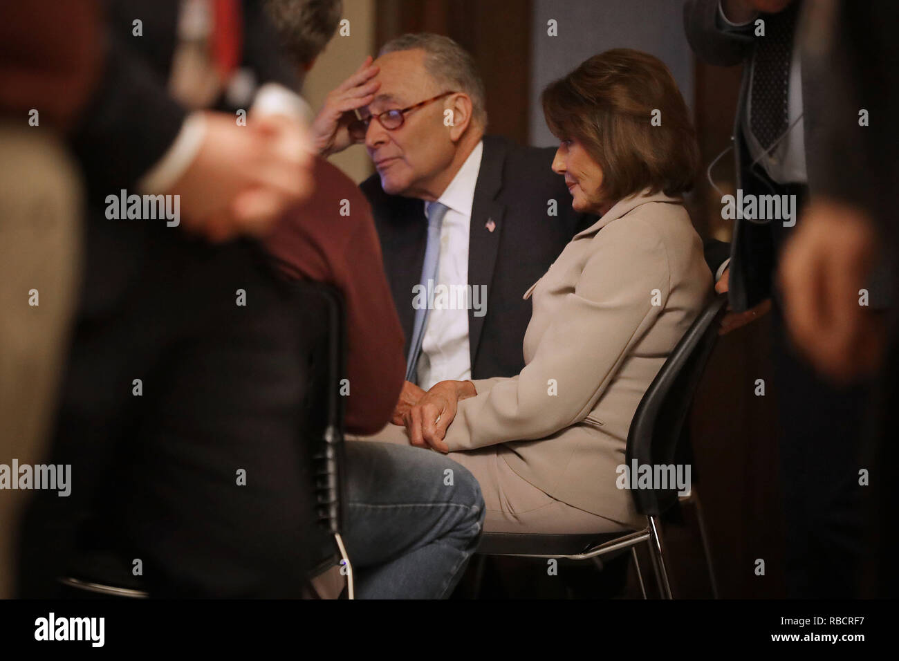 Washington DC, USA. 8. Januar, 2019. Sprecher des Repräsentantenhauses Nancy Pelosi (D-CA) und Senat Minoritätführer Charles Schumer (D-NY) sehen Sie eine Aufzeichnung Ihrer im Fernsehen Antwort auf nationale Adresse Präsident Donald Trump über die Sicherheit bei der U.S. Capitol. Republikaner und Demokraten scheinen keine näher an eine Vereinbarung über die Sicherheit entlang der südlichen Grenze und die Beendigung der teilweisen Bundesregierung herunterfahren, die zweite - am längsten in der Geschichte. Credit: ZUMA Press, Inc./Alamy leben Nachrichten Stockfoto