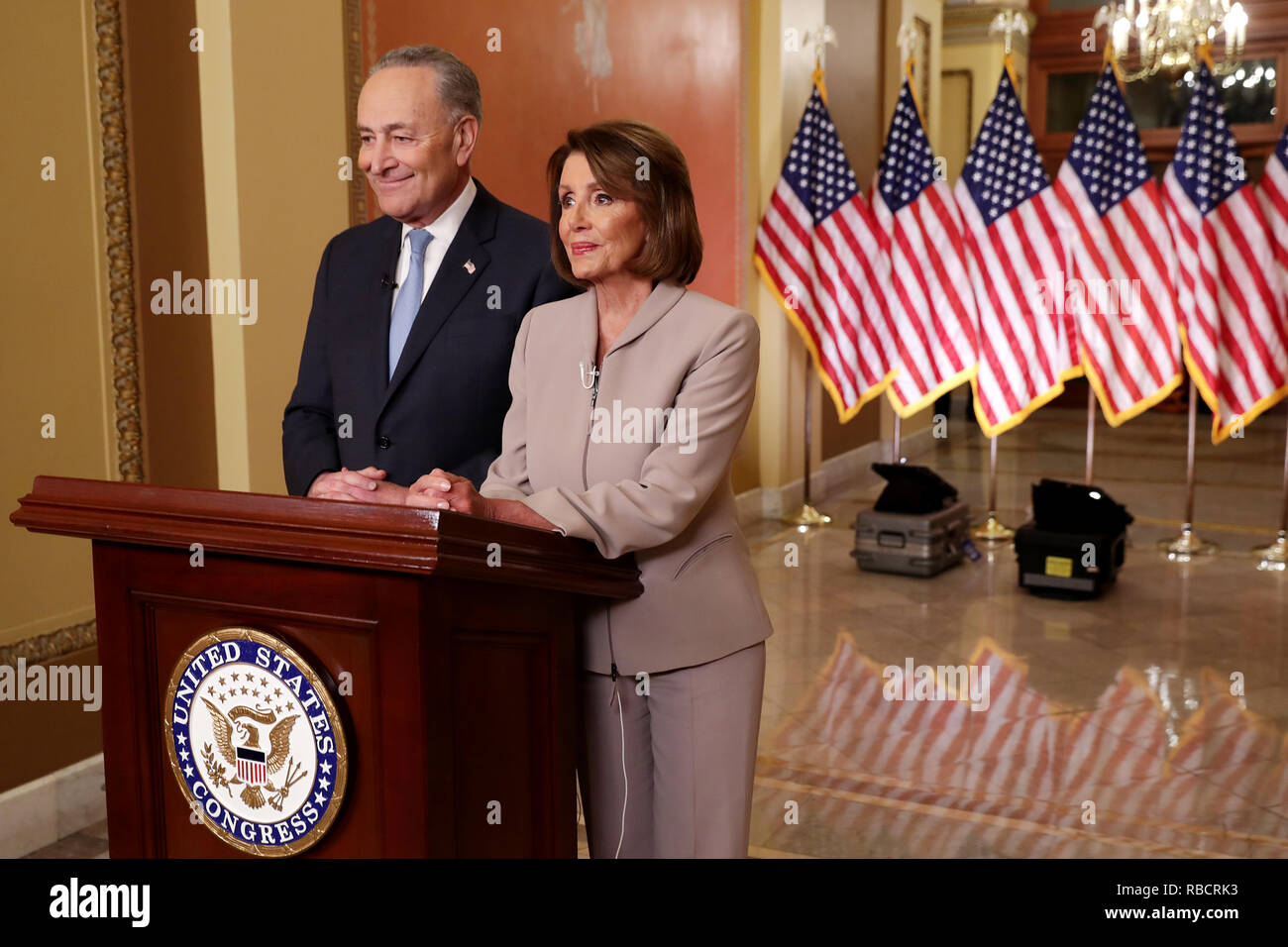 Washington, DC. 08 Jan, 2019. WASHINGTON, DC - Januar 08: Sprecher des Repräsentantenhauses Nancy Pelosi (D-CA) (R) und Senat Minoritätführer Charles Schumer (D-NY) für Fotografien nach einem im Fernsehen übertragenen Antwort auf nationale Adresse Präsident Donald Trump über Sicherheit an dem US Capitol Januar 08, 2019, Washington, DC darstellen. Republikaner und Demokraten scheinen keine näher an eine Vereinbarung über die Sicherheit entlang der südlichen Grenze und die Beendigung der teilweisen Bundesregierung herunterfahren, die zweite - am längsten in der Geschichte. Credit: Chip Somodevilla/Pool über CNP | Verwendung der weltweiten Kredit: dpa/Alamy leben Nachrichten Stockfoto