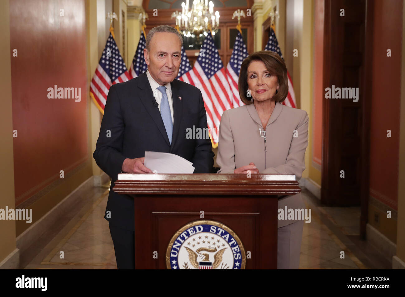 Washington, DC. 08 Jan, 2019. WASHINGTON, DC - Januar 08: Sprecher des Repräsentantenhauses Nancy Pelosi (D-CA) (R) und Senat Minoritätführer Charles Schumer (D-NY) für Fotografien nach einem im Fernsehen übertragenen Antwort auf nationale Adresse Präsident Donald Trump über Sicherheit an dem US Capitol Januar 08, 2019, Washington, DC darstellen. Republikaner und Demokraten scheinen keine näher an eine Vereinbarung über die Sicherheit entlang der südlichen Grenze und die Beendigung der teilweisen Bundesregierung herunterfahren, die zweite - am längsten in der Geschichte. Credit: Chip Somodevilla/Pool über CNP | Verwendung der weltweiten Kredit: dpa/Alamy leben Nachrichten Stockfoto