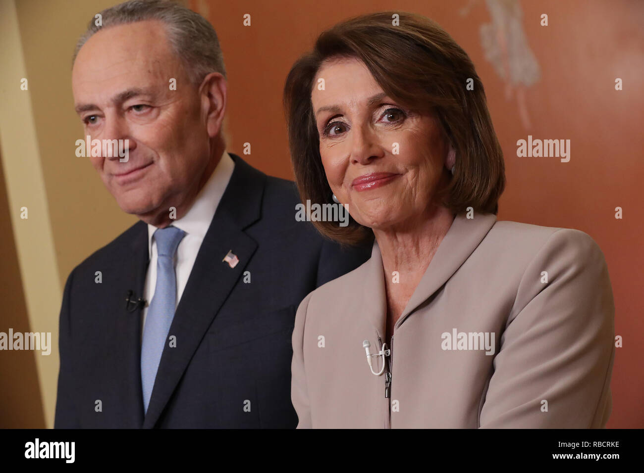 Washington, DC. 08 Jan, 2019. WASHINGTON, DC - Januar 08: Sprecher des Repräsentantenhauses Nancy Pelosi (D-CA) und Senat Minoritätführer Charles Schumer (D-NY) posieren für Fotos nach einem im Fernsehen übertragenen Antwort auf nationale Adresse Präsident Donald Trump über Sicherheit an dem US Capitol Januar 08, 2019 in Washington, DC. Republikaner und Demokraten scheinen keine näher an eine Vereinbarung über die Sicherheit entlang der südlichen Grenze und die Beendigung der teilweisen Bundesregierung herunterfahren, die zweite - am längsten in der Geschichte. Credit: Chip Somodevilla/Pool über CNP | Verwendung der weltweiten Kredit: dpa/Alamy leben Nachrichten Stockfoto