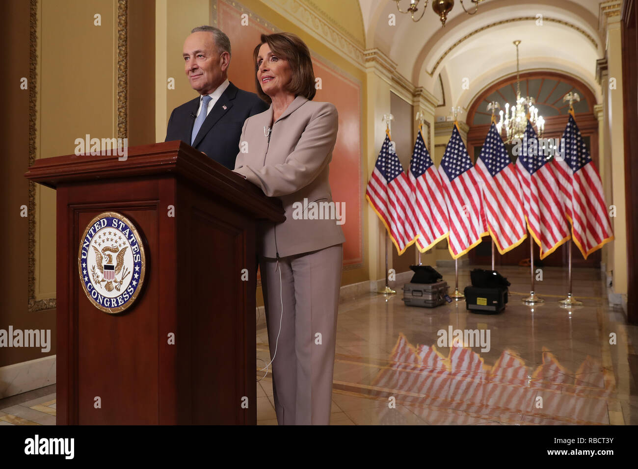 Washington, DC, USA. 08 Jan, 2019. Sprecher des Repräsentantenhauses Nancy Pelosi (D-CA) (R) und Senat Minoritätführer Charles Schumer (D-NY) für Fotografien nach einem im Fernsehen übertragenen Antwort auf nationale Adresse Präsident Donald Trump über Sicherheit an dem US Capitol Januar 08, 2019, Washington, DC darstellen. Republikaner und Demokraten scheinen keine näher an eine Vereinbarung über die Sicherheit entlang der südlichen Grenze und die Beendigung der teilweisen Bundesregierung herunterfahren, die zweite - am längsten in der Geschichte. Credit: Chip Somodevilla/Pool über Cnp/Medien Punch/Alamy leben Nachrichten Stockfoto