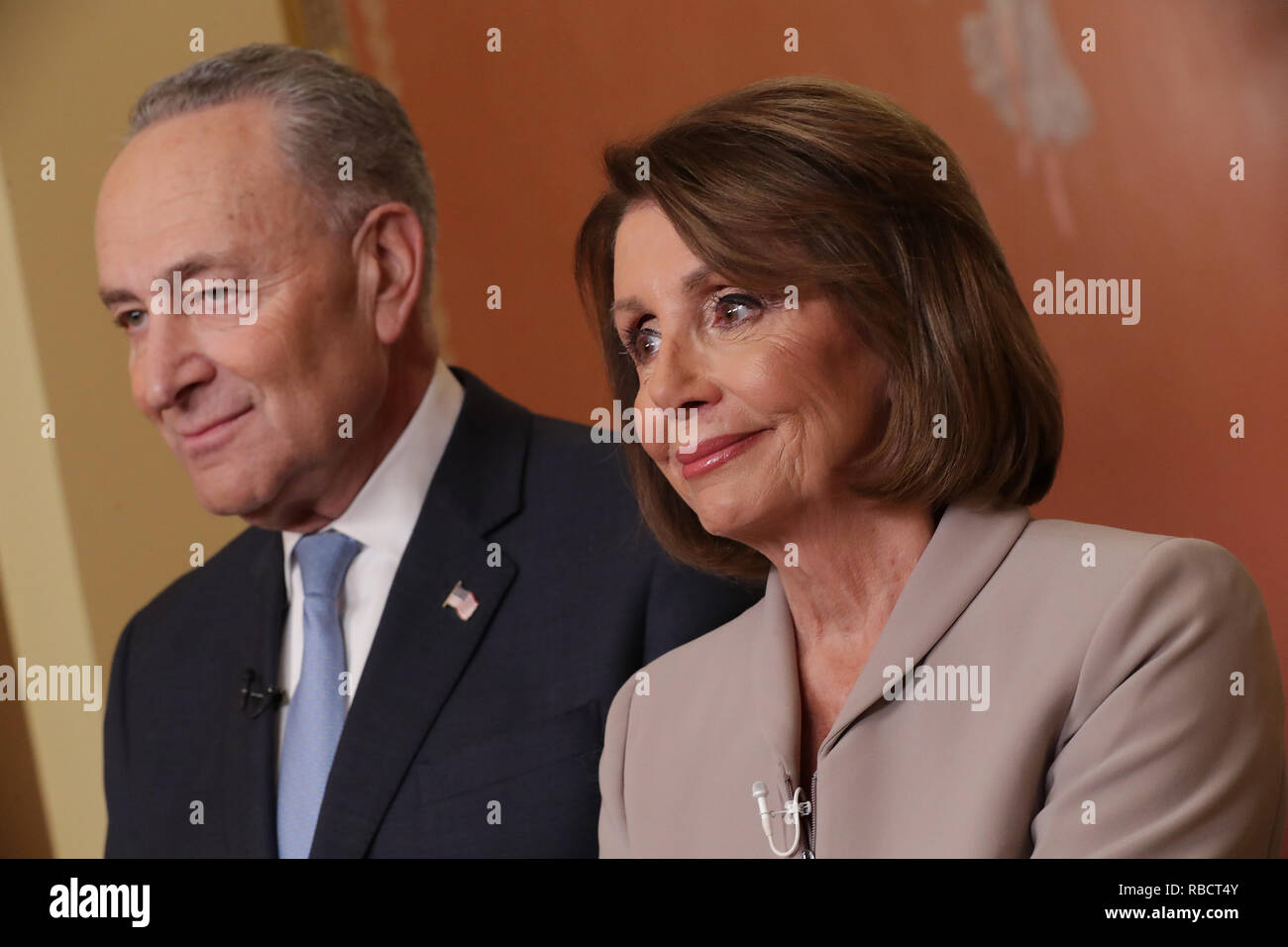Washington, DC, USA. 08 Jan, 2019. Sprecher des Repräsentantenhauses Nancy Pelosi (D-CA) und Senat Minoritätführer Charles Schumer (D-NY) posieren für Fotos nach einem im Fernsehen übertragenen Antwort auf nationale Adresse Präsident Donald Trump über Sicherheit an dem US Capitol Januar 08, 2019 in Washington, DC. Republikaner und Demokraten scheinen keine näher an eine Vereinbarung über die Sicherheit entlang der südlichen Grenze und die Beendigung der teilweisen Bundesregierung herunterfahren, die zweite - am längsten in der Geschichte. Credit: Chip Somodevilla/Pool über Cnp/Medien Punch/Alamy leben Nachrichten Stockfoto