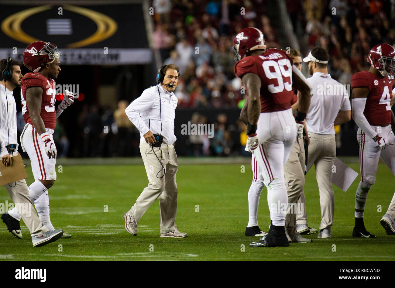 Santa Clara, CA USA 07 Jan, 2019. A. in Alabama Head Coach Nick Saban auf dem Feld während der NCAA College Football National Championship Game zwischen Clemson Tiger und die Alabama Crimson Tide 16-44 bei Levi Stadion Santa Clara, CA Thurman James/CSM/Alamy Leben Nachrichten verloren Stockfoto