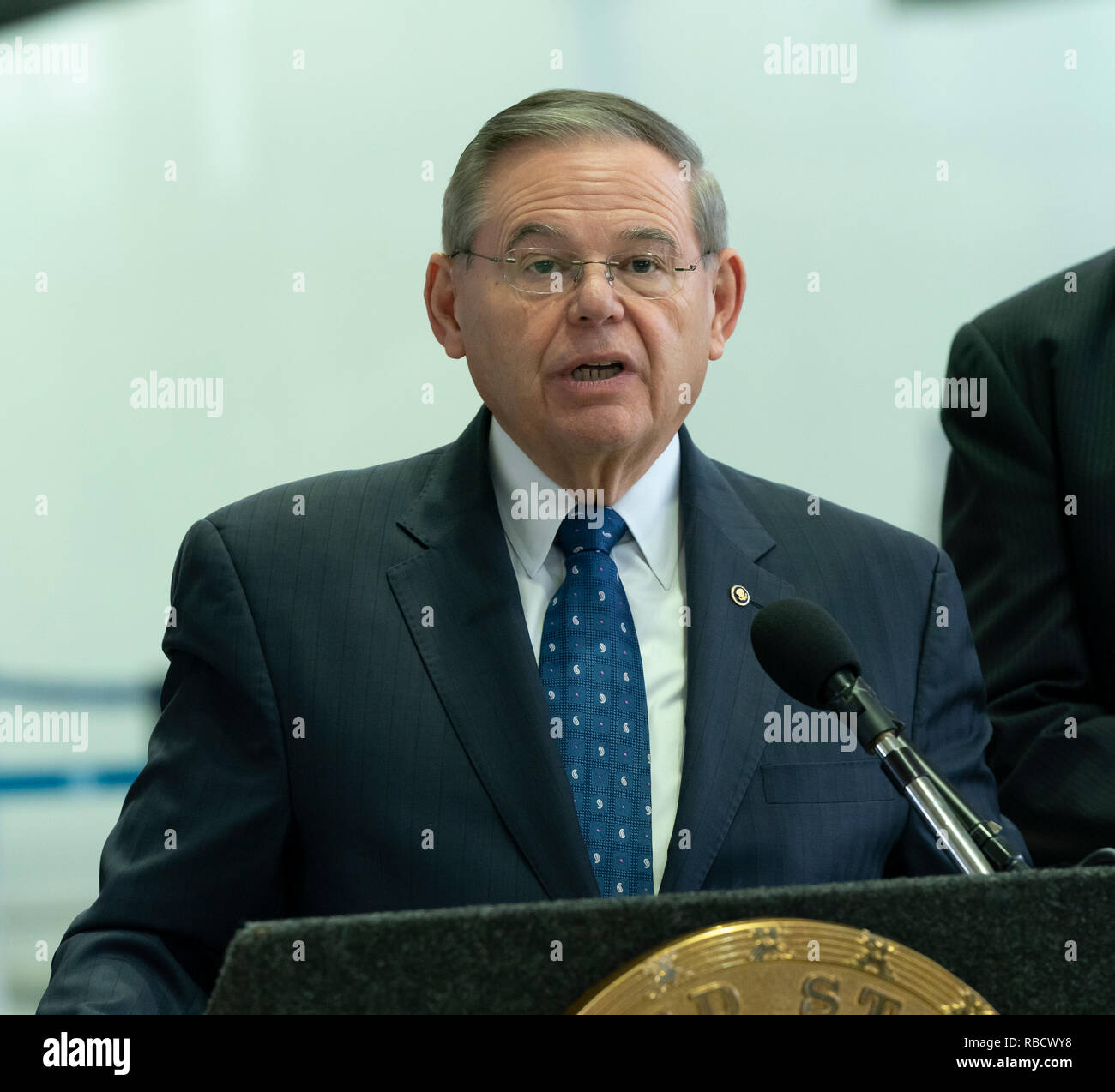 Newark, NJ - 8. Januar 2019: Menendez, Booker, Bullen, Payne nachfrage Ende Trump Abschaltung bei Drücken Sie die Begegnung am Newark Liberty International Airport Terminal B Credit: Lev radin/Alamy leben Nachrichten Stockfoto