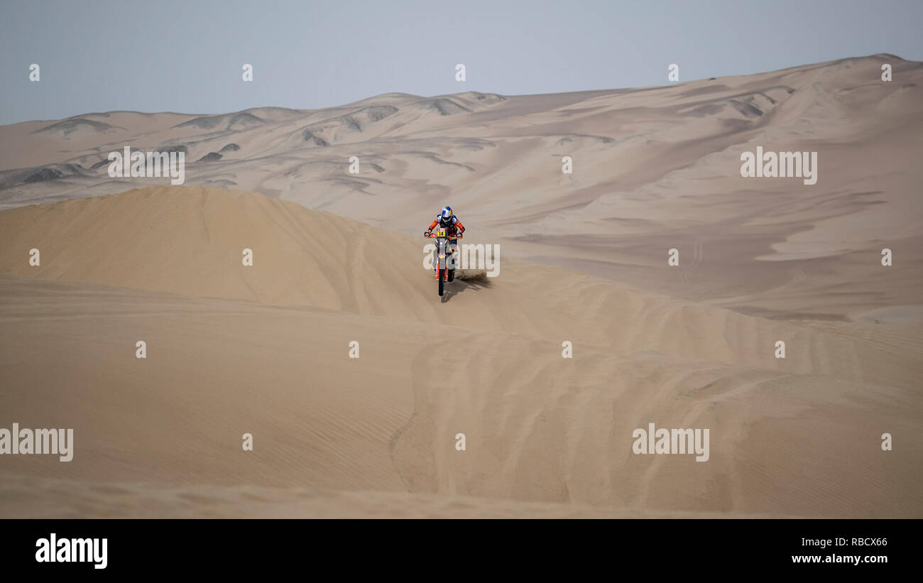 Ica. 8 Jan, 2019. Sam Sunderland von Großbritannien konkurriert während der zweiten Etappe der Rallye Dakar 2019 Rennen in Peru, Jan. 8, 2019. Sam Sunderland auf Platz 6 der 2. Stufe mit 3 Stunden 30 Minuten und 00 Sekunden. Credit: Li Ming/Xinhua/Alamy leben Nachrichten Stockfoto