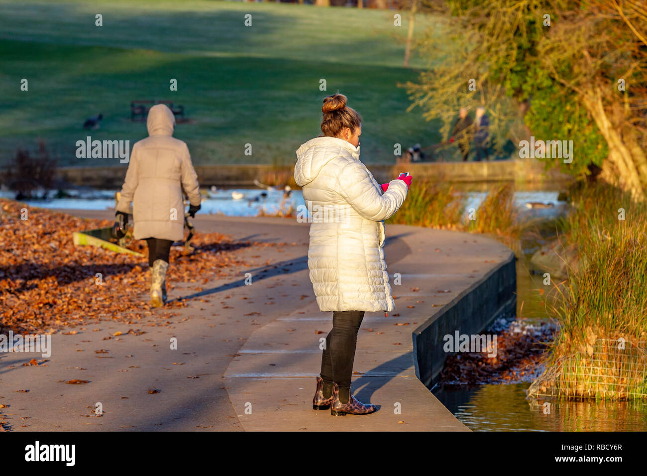 Northampton, Großbritannien. Wetter. 9. Januar 2019. Ein sonnigen Morgen in Abington Park, wenige Menschen sind gegen die kalte Luft am Morgen eingepackt. Credit: Keith J Smith./Alamy leben Nachrichten Stockfoto