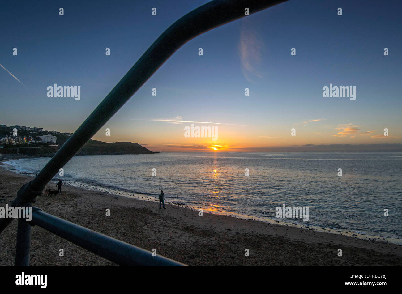 Langland Bay, Swansea, Wales, UK. 9. Januar, 2019. Die Sonne über dem Wasser an Langland Bay in der Nähe von Swansea über den Start eines sonnigen und kalten Wintern, morgen. Credit: Phil Rees/Alamy leben Nachrichten Stockfoto