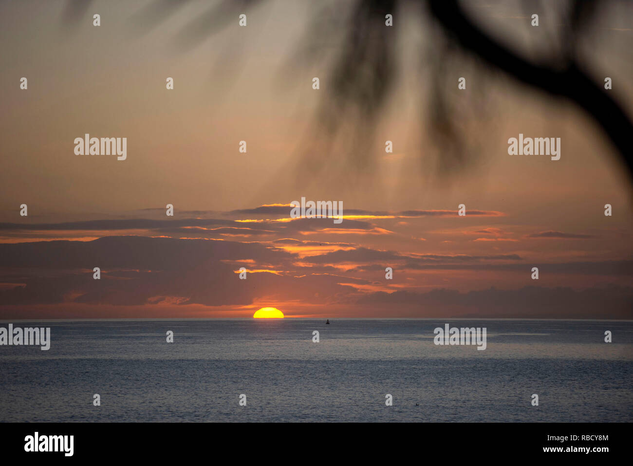 Langland Bay, Swansea, Wales, UK. 9. Januar, 2019. Die Sonne über dem Wasser an Langland Bay in der Nähe von Swansea über den Start eines sonnigen und kalten Wintern, morgen. Credit: Phil Rees/Alamy leben Nachrichten Stockfoto