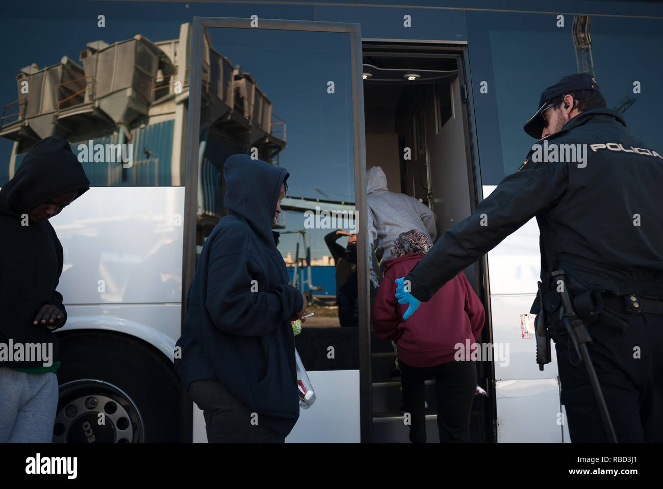 Malaga, Spanien. 9 Jan, 2019. Migranten Frauen in der Warteschlange befinden, gesehen werden, von einem Polizisten auf einen Polizeiwagen nach Ihrer Ankunft im Hafen von Málaga in Spanien Maritime Rescue Service 188 Migranten an Bord Jollen auf der Alboran See gerettet und brachte sie nach Malaga Hafen, von wo aus sie durch das Spanische Rote Kreuz unterstützt wurden geführt. Credit: Jesus Merida/SOPA Images/ZUMA Draht/Alamy leben Nachrichten Stockfoto