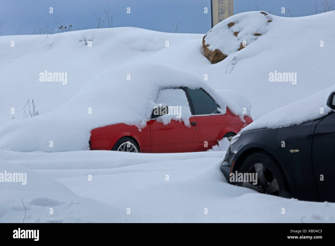 (190109) - Beirut, Januar 9, 2019 (Xinhua) - Autos werden von schweren Schnee in einer bergigen Gegend im Osten Beirut, Libanon, auf Jan. 9, 2019. Einen grossen Sturm, betitelt Norma, hit Libanon ab 14.01.6, 14.01.9, und brachte schwere Regen und Schnee zu vielen Gebieten des Landes. (Xinhua / Bilal Jawich) Stockfoto