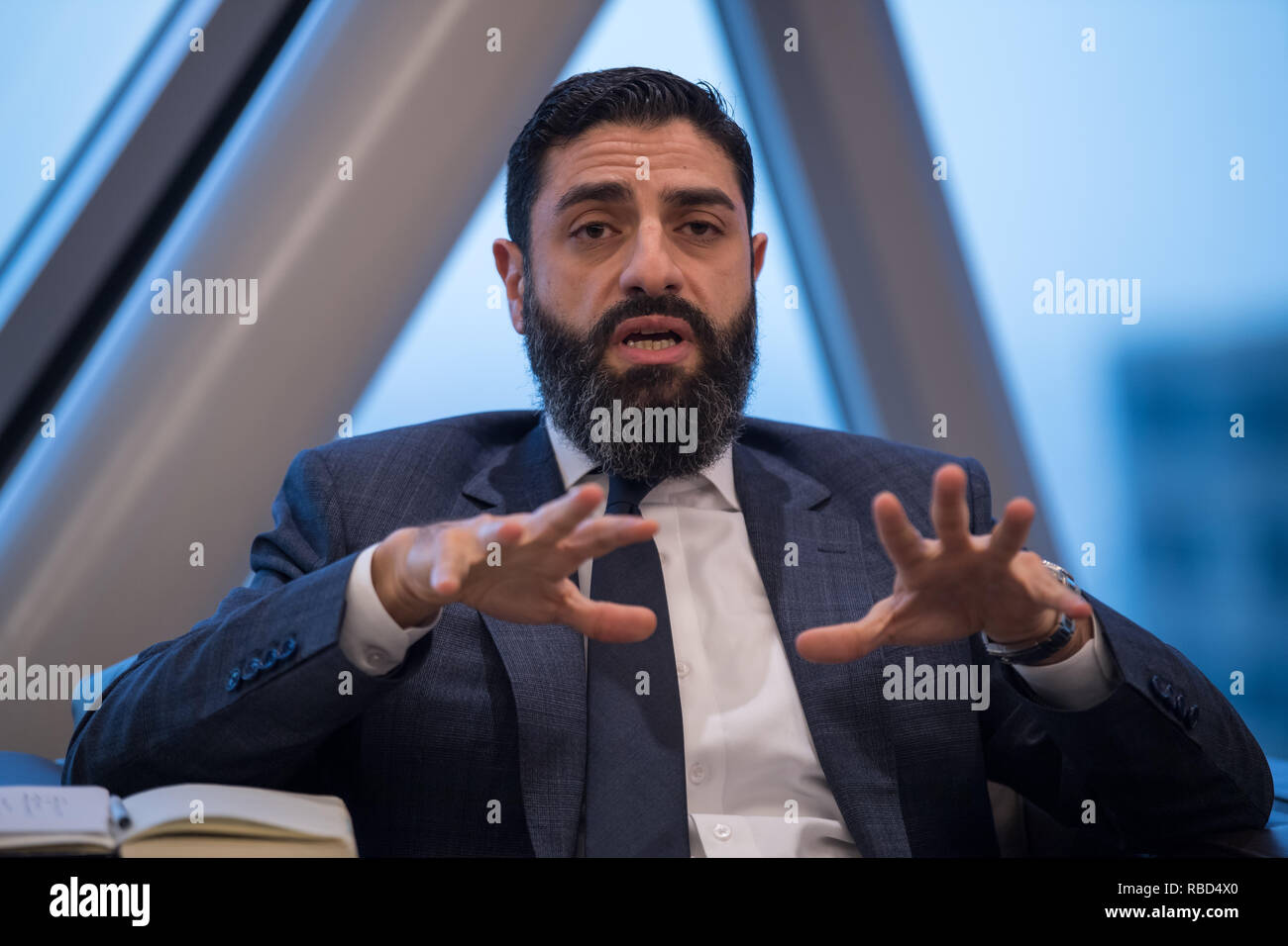 Doha, Katar. 09 Jan, 2019. Mahmoud Qutub, Expertin für Menschenrechte in Katar, während einer Runde von Gesprächen mit Journalisten aus Deutschland. Credit: Peter Kneffel/dpa/Alamy leben Nachrichten Stockfoto