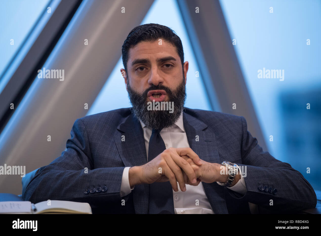 Doha, Katar. 09 Jan, 2019. Mahmoud Qutub, Expertin für Menschenrechte in Katar, während einer Runde von Gesprächen mit Journalisten aus Deutschland. Credit: Peter Kneffel/dpa/Alamy leben Nachrichten Stockfoto