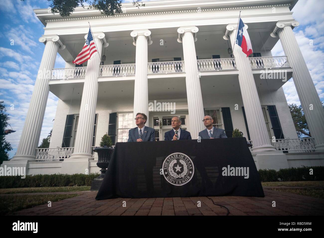 Die Führer von Texas Regierung, (von links) Leutnant. Dan Patrick, reg. Greg Abbott und Sprecher des Repräsentantenhauses Dennis Bonnen, Treffen die Presse außerhalb des Governor's Mansion in Austin am Tag nach dem Beginn der 86. Legislaturperiode. Stockfoto
