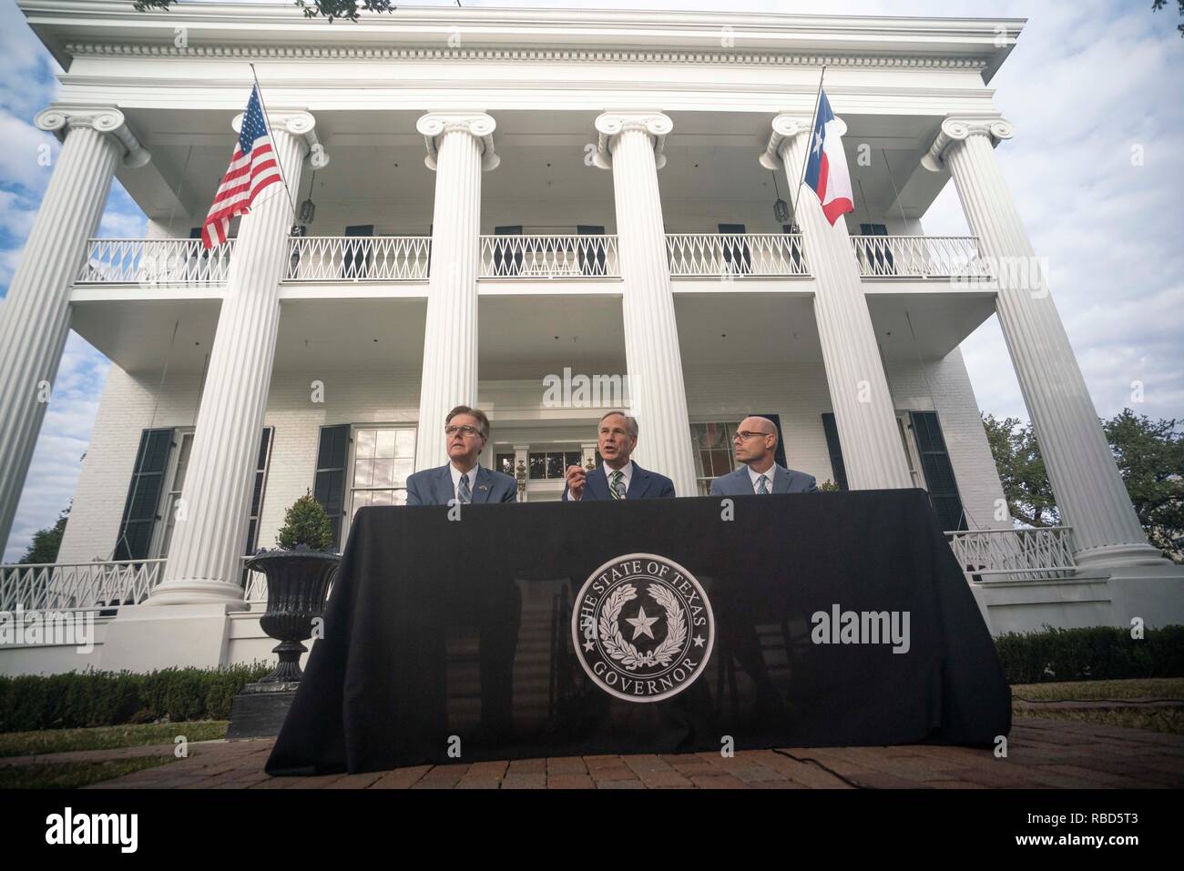 Die Führer von Texas Regierung, (von links) Leutnant. Dan Patrick, reg. Greg Abbott und Sprecher des Repräsentantenhauses Dennis Bonnen, Treffen die Presse außerhalb des Governor's Mansion in Austin am Tag nach dem Beginn der 86. Legislaturperiode. Stockfoto