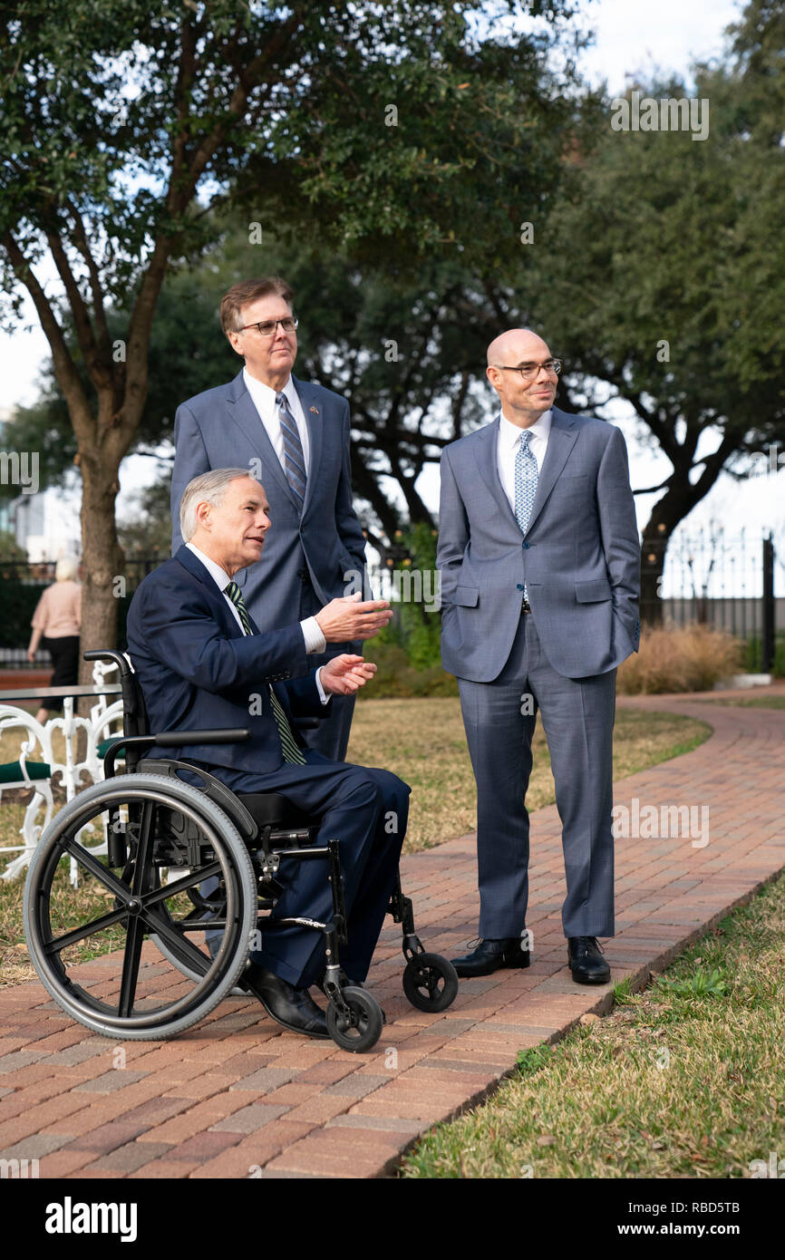 Texas politische Führer reg. Greg Abbott (im Stuhl), Leutnant. Dan Patrick, und Sprecher des Repräsentantenhauses Dennis Bonnen Spaziergang auf dem Gelände der Texas Governor's Mansion in Austin vor der Presse zu Beginn der 86. Legislaturperiode. Stockfoto