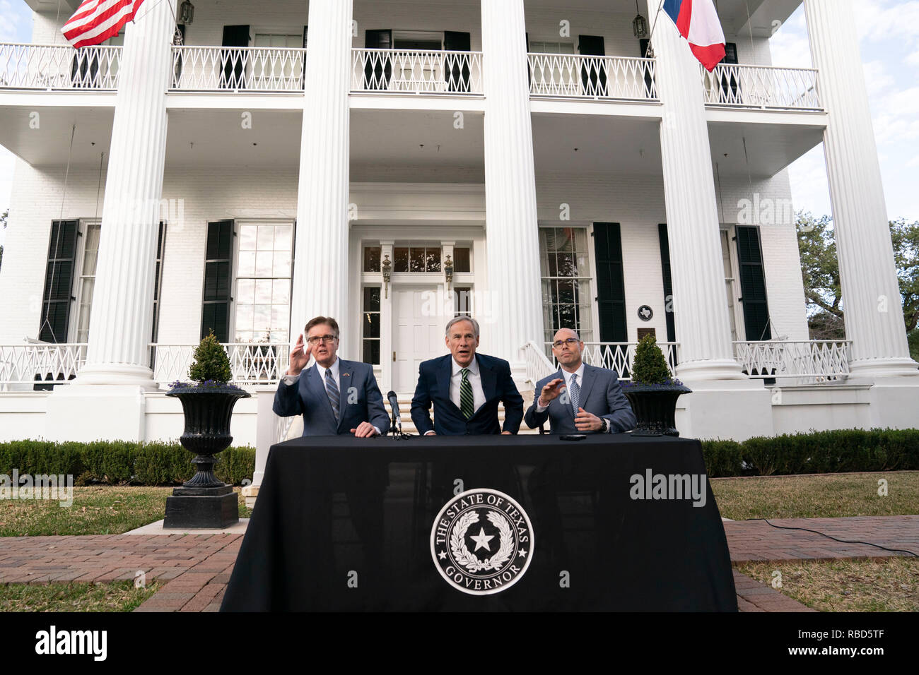 Die Führer von Texas Regierung, (von links) Leutnant. Dan Patrick, reg. Greg Abbott und Sprecher des Repräsentantenhauses Dennis Bonnen, Treffen die Presse außerhalb des Governor's Mansion in Austin am Tag nach dem Beginn der 86. Legislaturperiode. Stockfoto