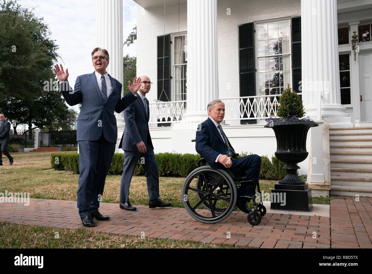 Texas politische Führer reg. Greg Abbott (im Stuhl), Leutnant. Dan Patrick, und Sprecher des Repräsentantenhauses Dennis Bonnen Spaziergang auf dem Gelände der Texas Governor's Mansion in Austin vor der Presse zu Beginn der 86. Legislaturperiode. Stockfoto