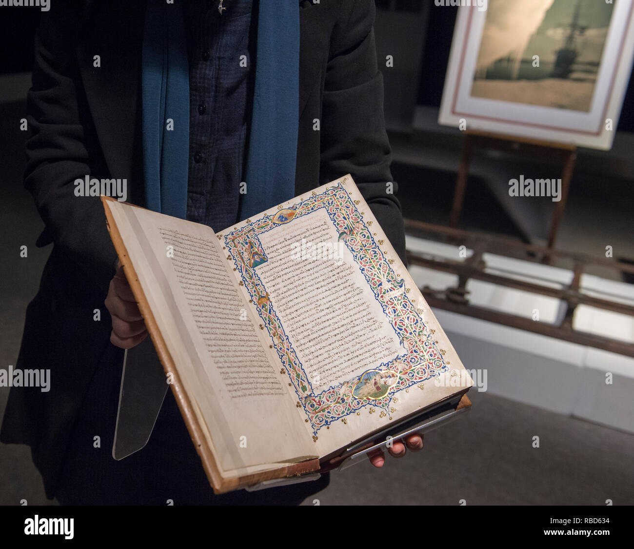 Bonhams Knightsbridge, London, UK. 9. Januar 2019. Reisen: eine Reise in den Büchern von Eton College Bibliothek ist für die Öffentlichkeit zugänglich bei Bonhams Knightsbridge saleroom bis 18. Januar. Foto: Die 80 Exponaten gehören ein Manuskript aus dem 15. Jahrhundert in der Griechischen von Homers Odyssee, die wohl einflussreichste Werk in der Geschichte der westlichen Literatur. Dieses Exemplar gehört zu der Onkel von Italienischen navigator Amerigo Vespucci, aus dessen Vorname das Wort Amerika abgeleitet wird. Credit: Malcolm Park/Alamy leben Nachrichten Stockfoto