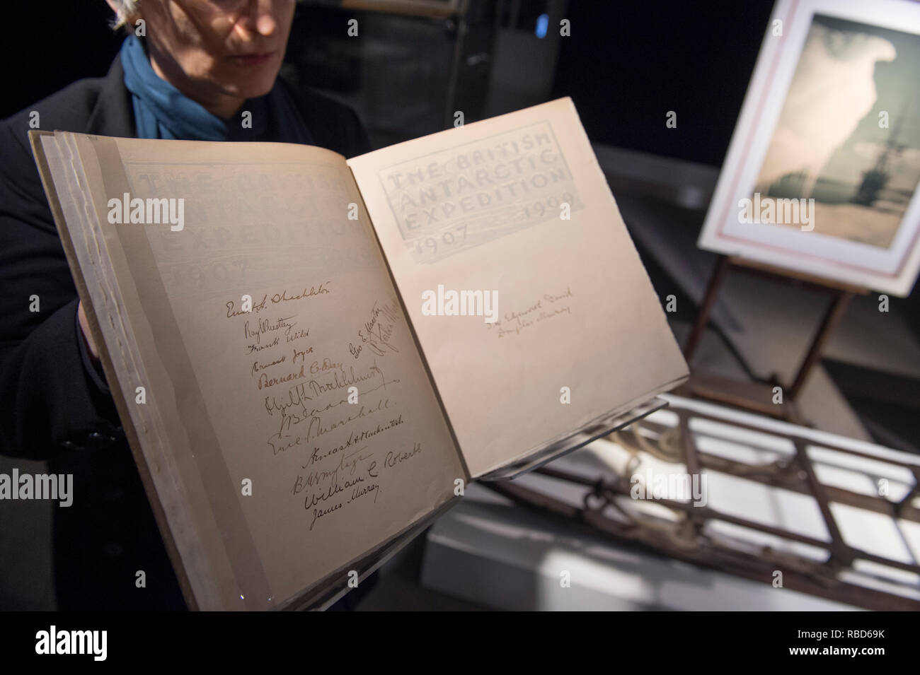 Bonhams Knightsbridge, London, UK. 9. Januar 2019. Reisen: eine Reise in den Büchern von Eton College Bibliothek ist für die Öffentlichkeit zugänglich bei Bonhams Knightsbridge saleroom bis 18. Januar. Foto: Die 80 Exponaten gehören im Herzen der Antarktis: wird die Geschichte der British Antarctic Expedition, 1907-1909 von Sir Ernest Henry Shackleton, und von allen 16 Mitgliedern der Ufer Partei unterzeichnet werden. Nur 300 Exemplare wurden von dieser Limited Edition herausgegeben. Credit: Malcolm Park/Alamy leben Nachrichten Stockfoto