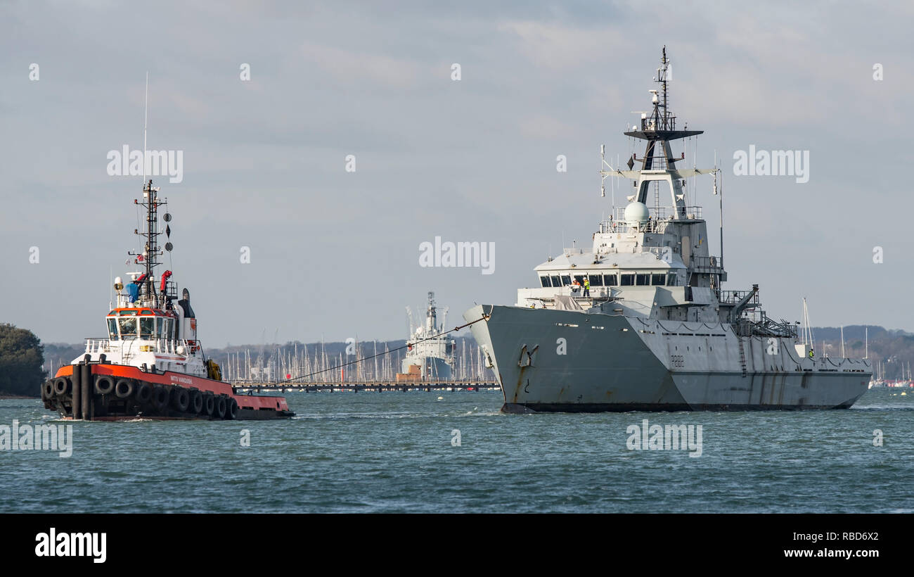 Portsmouth, Großbritannien. 9. Januar, 2019. Die Royal Navy offshore Patrol Schiff HMS Severn ist der tug MTS Vanquish nach Falmouth für eine erneute Aktivierung einbauen abgeschleppt, vor dem Wiedereintritt der aktiven Flotte. Credit: Neil Watkin/Alamy leben Nachrichten Stockfoto