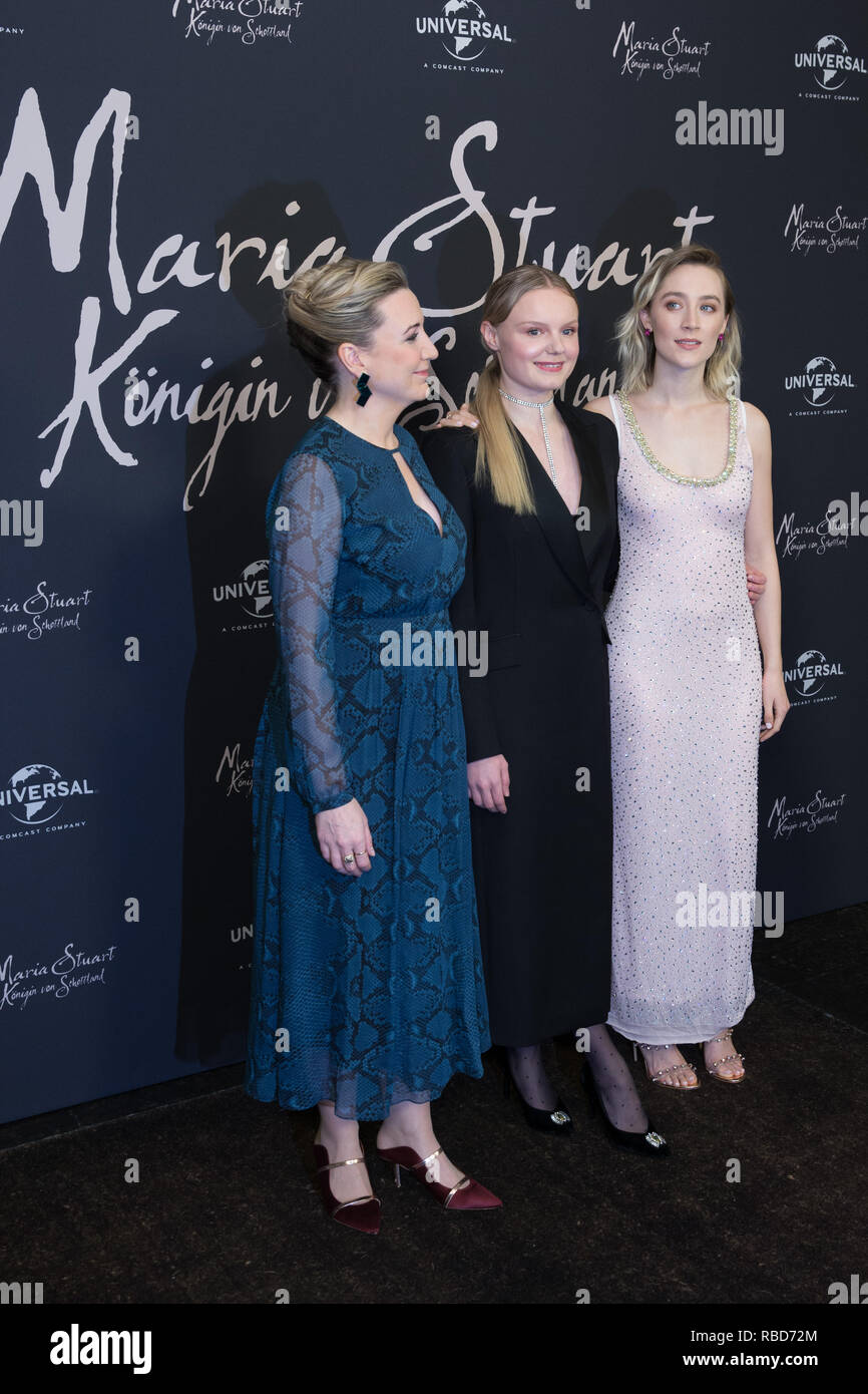 Berlin, Deutschland. 09 Jan, 2019. Direktor Josie Rourke (L-R) und Schauspielerinnen Maria Dragos und Saoirse Ronan in der fotoauftrag der Film 'Maria Stuart, Königin von Schottland". Credit: Jöšrg Carstensen/dpa/Alamy leben Nachrichten Stockfoto