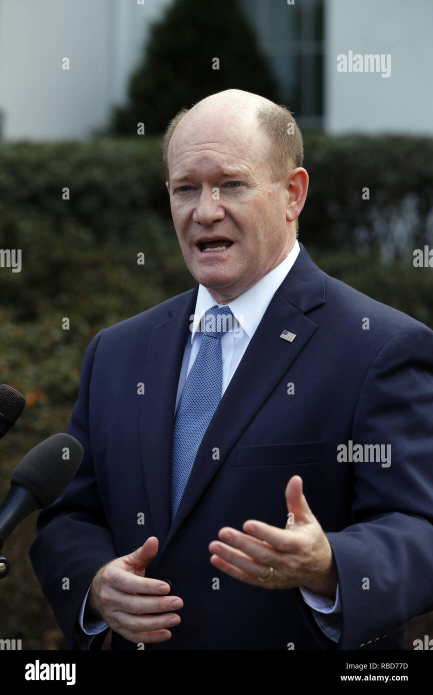 Washington, District of Columbia, USA. 9 Jan, 2019. United States Senator Chris Coons (Demokrat von Delaware) Adressen Reporter außerhalb der Westflügel im Anschluss an eine feierliche Unterzeichnung Anti-Human Menschenhandel Rechtsvorschriften im Oval Office des Weißen Hauses in Washington, DC, Januar 9, 2019 Quelle: Martin H. Simon/CNP/ZUMA Draht/Alamy leben Nachrichten Stockfoto