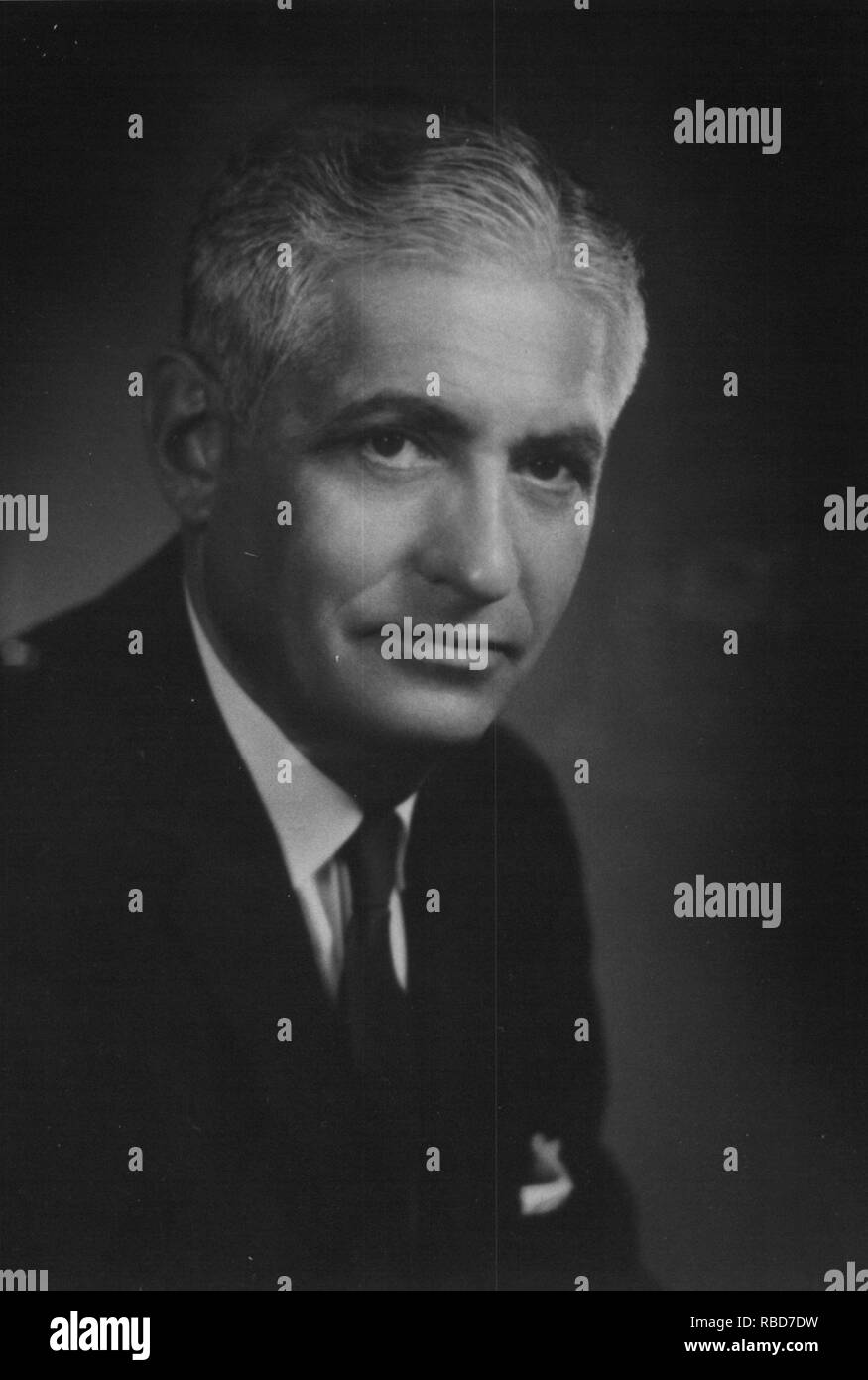 Januar 12, 1960 - USA - Dr. Robert Heath. Robert Galbraith Heide (Mai 9, 1915 - September 24, 1999) war ein US-amerikanischer Psychiater. Er folgte der Theorie der biologischen Psychiatrie, dass organische Defekte wurden die einzige Quelle der Geisteskrankheit, und dass deshalb psychische Probleme wurden durch physische Mittel behandelt werden. Er veröffentlichte 425 Papiere und drei Bücher. Eine seiner ersten Arbeiten ist vom 1946. Heide auch mit der Droge bulbocapnine Stupor zu induzieren, experimentiert und LSD, mit Gefangenen in der Louisiana State Penitentiary als experimentelle Themen. Er arbeitete an Schizophrenie Patienten, die er gestützt Stockfoto