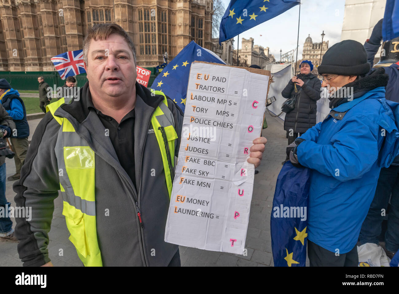 London, Großbritannien. 9. Januar 2019. Proteste von stop Brexit Gruppe SODEM (Stand der Missachtung der Europäischen Bewegung) und pro-Brexit Mitkämpfer weiterhin gegenüber dem Parlament. Dieser Mann mit einem Plakat für die Guy Fawkes Bewegung viel versprechende Bürgerkrieg, wenn wir nicht zu verlassen, um die EU-Shouts Beleidigungen an sodem Demonstranten, die meisten anderen s in gelben Jacken waren ziemlich gedämpft. Die meisten Brexit Brexiteers gekommen, anstatt Probleme bereiten, zu unterstützen. Peter Marshall / alamy Live News Credit: Peter Marschall/Alamy leben Nachrichten Stockfoto