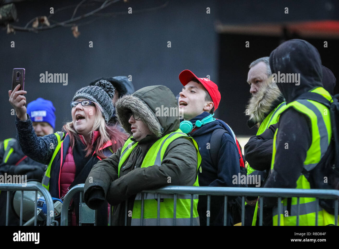 Westminster, London, Großbritannien. 09. Jan 2019. Pro-Brexit Demonstranten Gesang und Schreien verbaler Missbrauch bei Sky News Moderator Kay Burley am College Green. Die Demonstranten für und gegen Brexit zeigen gegenüber den Häusern des Parlaments und im College Green, Westminster. Credit: Imageplotter Nachrichten und Sport/Alamy leben Nachrichten Stockfoto