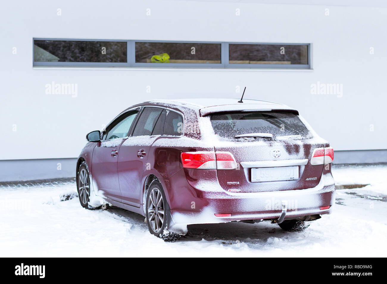 Verschneite japanisches Auto Toyota Avensis Station Wagon in Parkplatz geparkt. Schwere nördlichen Winter und Schnee. Resort Town in Ida-Virumaa, Narva Stockfoto