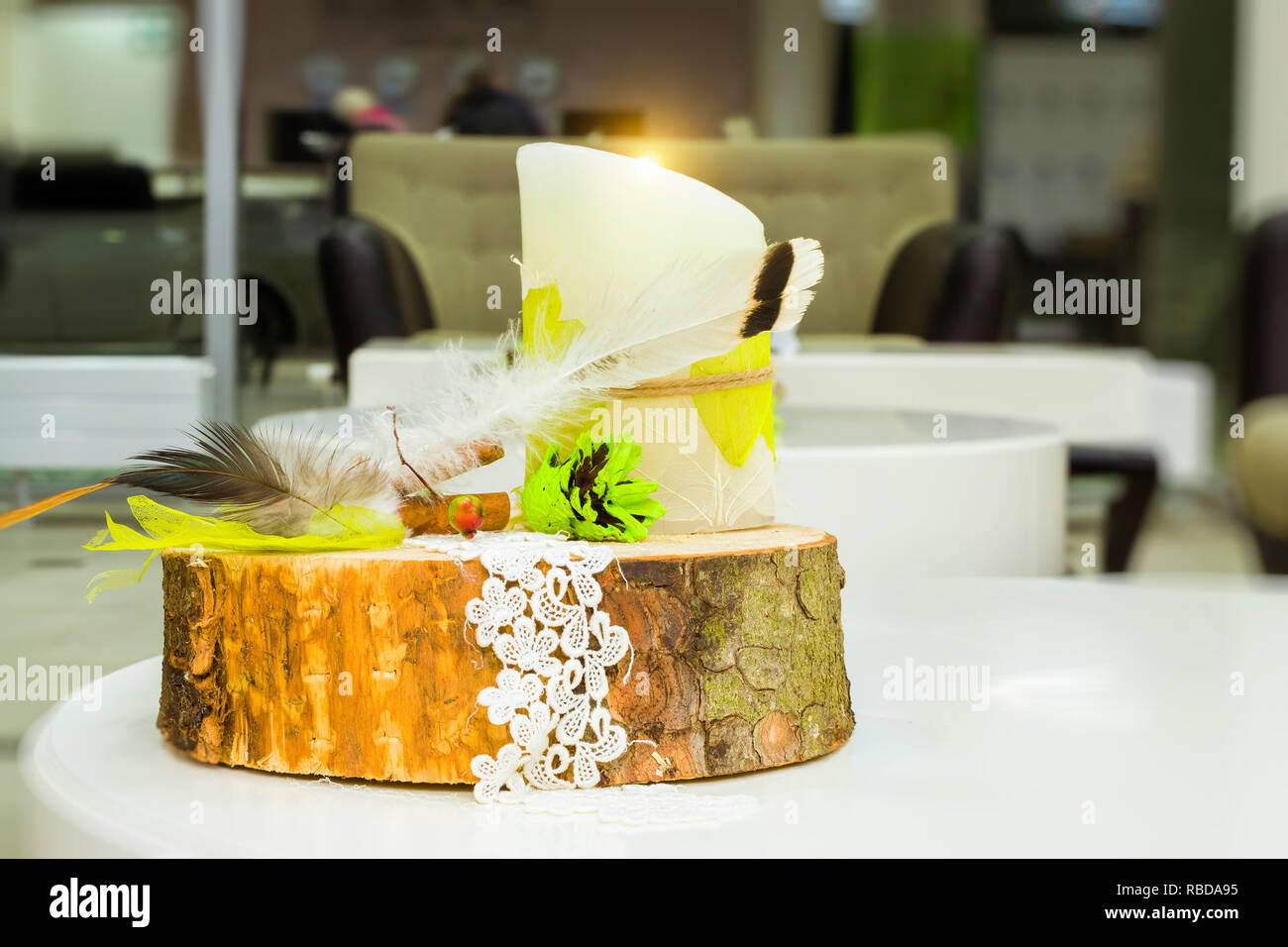 Weihnachten Neujahr Interieur mit Tannenzapfen und Kerzen. Festliche winter Dekorationen. Narva-Joesuu, Estland Ida-Virumaa Stockfoto