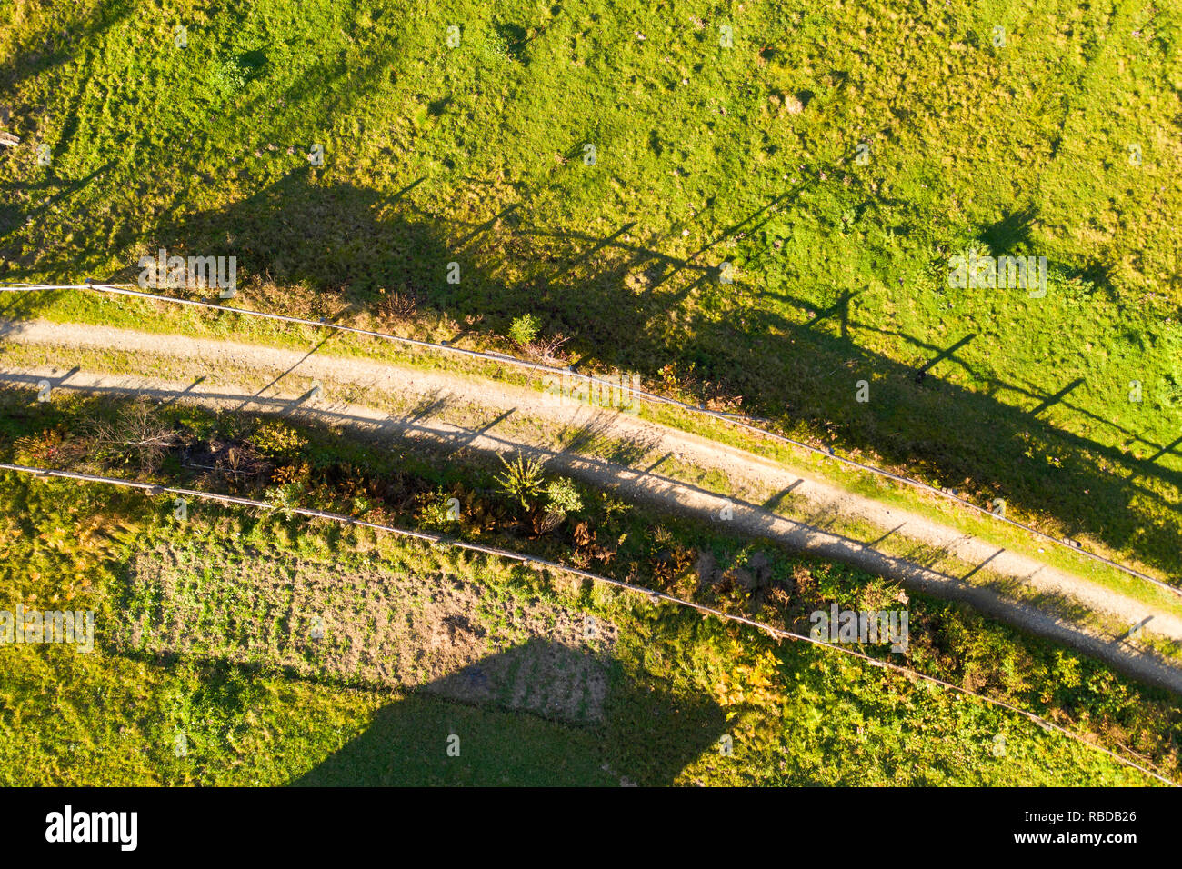 Abstrakte Luftaufnahme von Herbst Landstraße, Jaremtsche, Iwano-frankiwsk Oblast, Ukraine Stockfoto