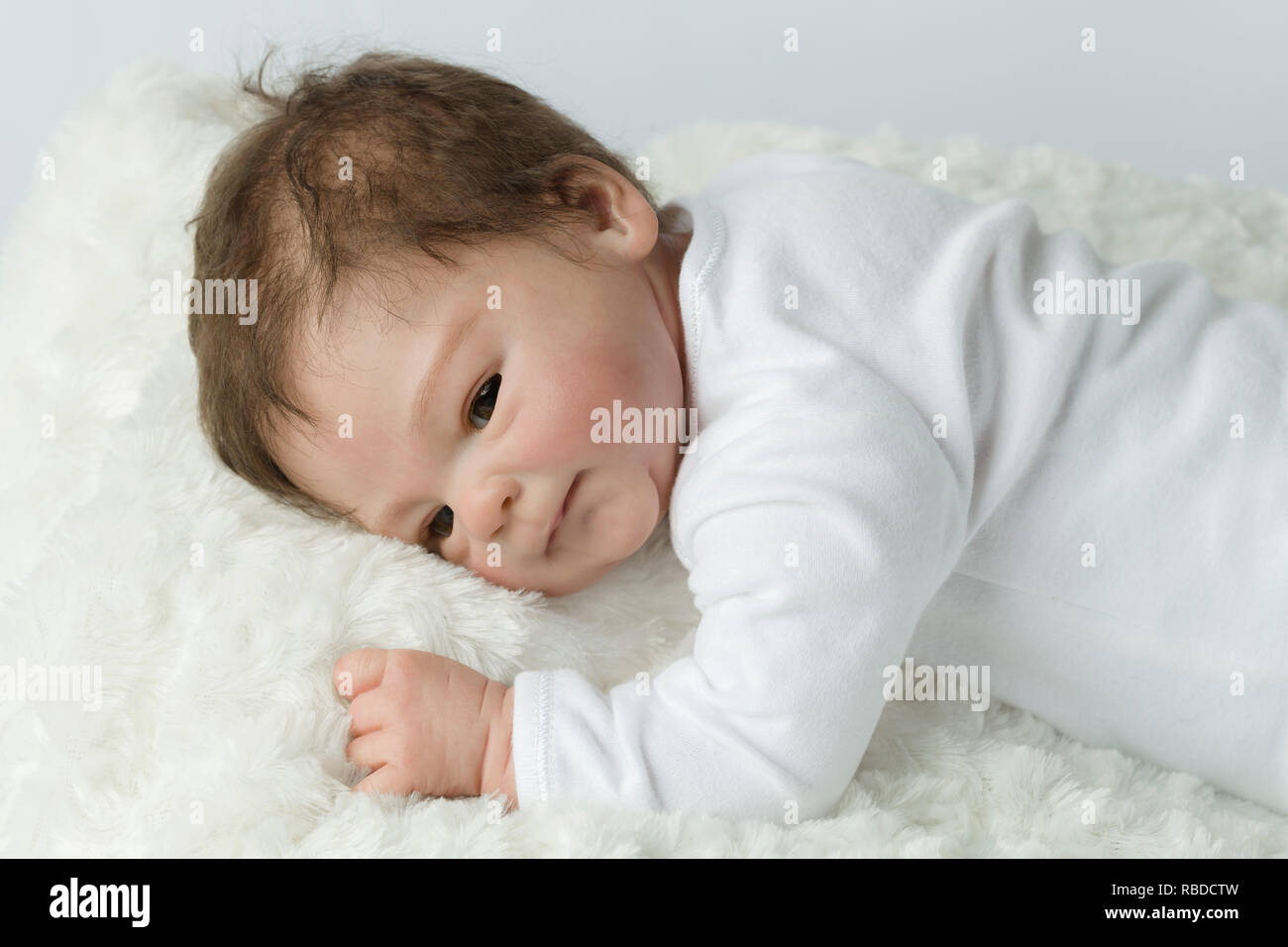 Reborn Baby Puppe. Vinyl sculpt, Coco Malu von Eliza Marx. Eine Wiedergeburt ist eine anatomisch korrekte Puppe, handbemalt das Aussehen eines echten Baby zu geben. Stockfoto
