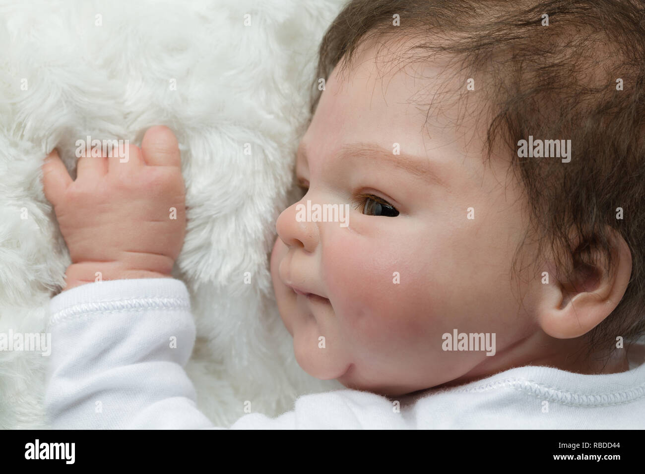 Baby-Puppe mit Wiedergeburt. Coco Malu von Eliza Marx. Eine wiedergeborene Puppe ist eine anatomisch korrekte Puppe, die handbemalt ist, um das Aussehen eines echten Babys zu verleihen. Stockfoto