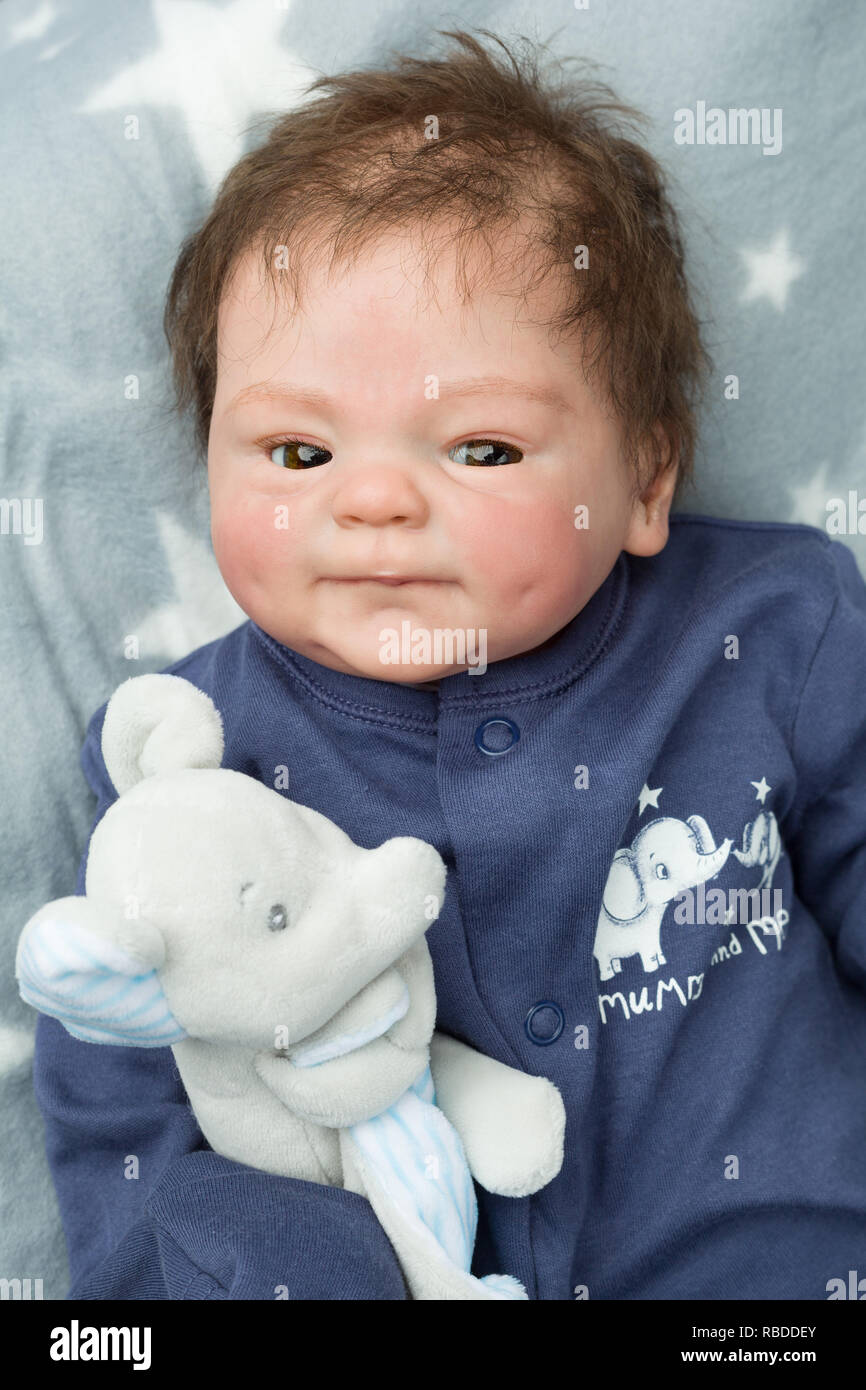 Reborn Baby Puppe. Vinyl sculpt, Coco Malu von Eliza Marx. Eine Wiedergeburt ist eine anatomisch korrekte Puppe, handbemalt das Aussehen eines echten Baby zu geben. Stockfoto