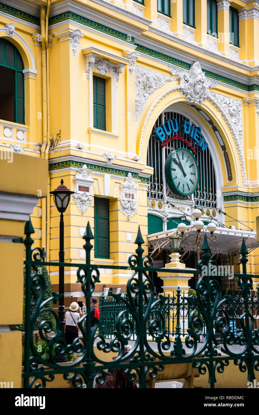 Vietnamesische französische Kolonialarchitektur des zentralen Postamtes in Saigon, Vietnam, Buu Dien. Stockfoto