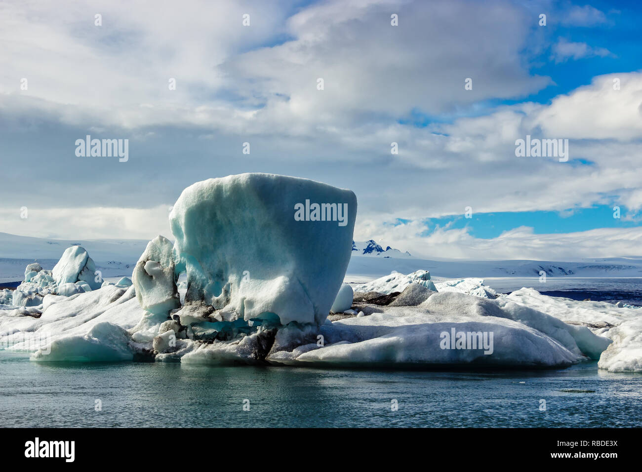 Fjallsarlon ist ein Gletschersee am südlichen Ende der Iclandic Gletscher Vetnajökull. Die vielen Eisberge in der See sind prticularty attraktiv. Stockfoto