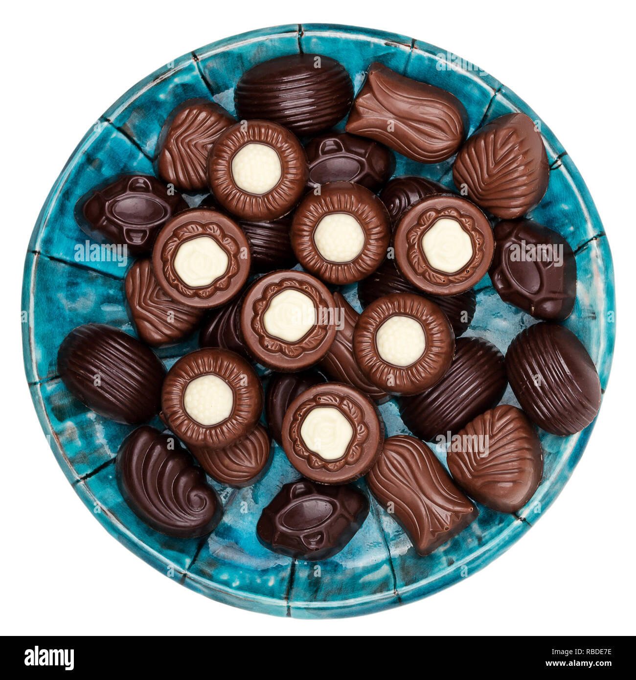 Teller mit Pralinen isoliert auf weißem Hintergrund Stockfoto