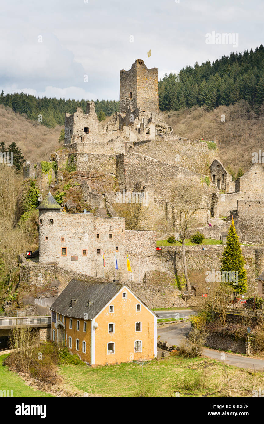 Blick auf das Tal des Schlosses Ruine der Niederburg Manderscheid in