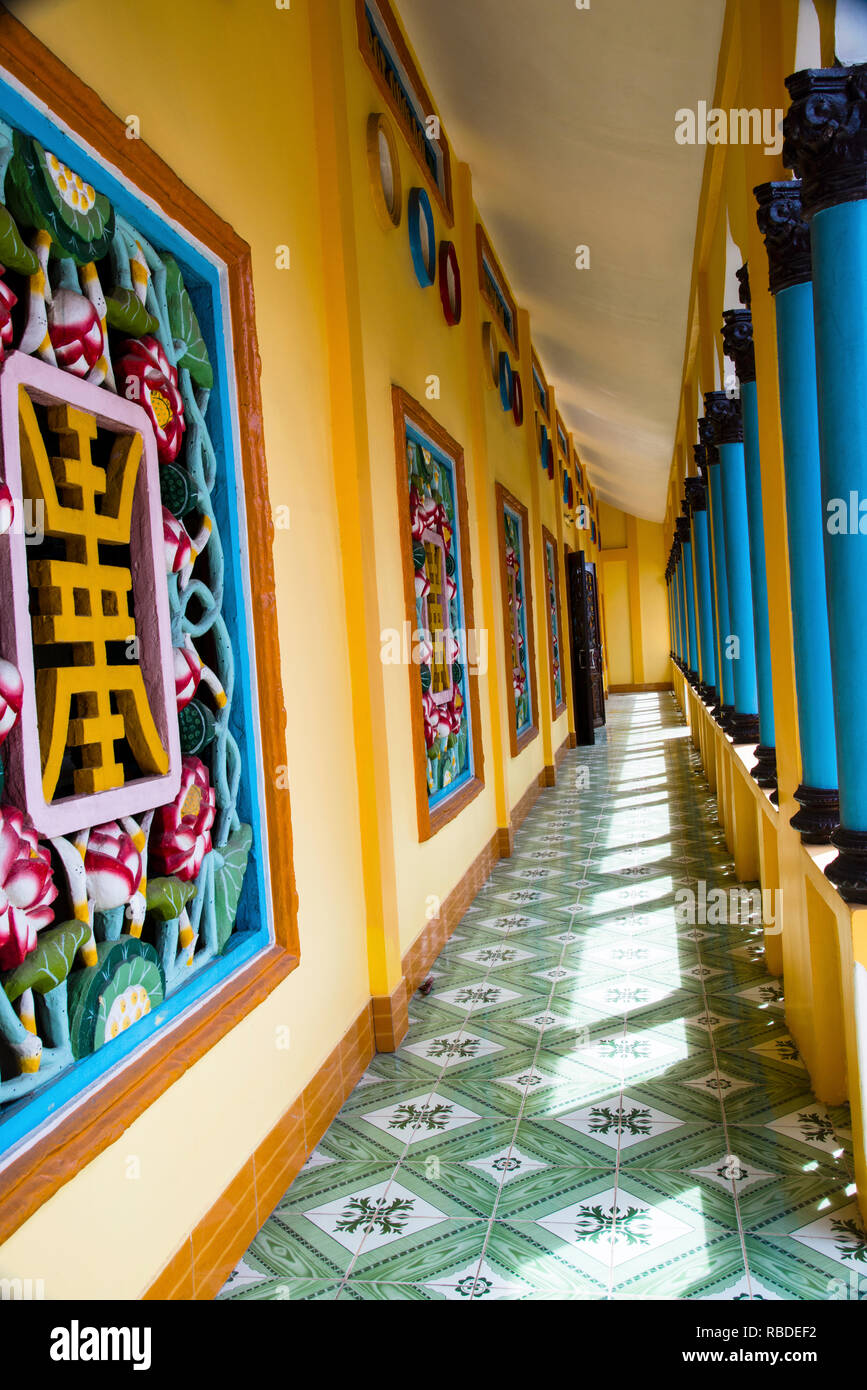 Cao Dai Tempel in Vietnam ist ein atemberaubender Tempel 90 Meilen nördlich von Ho Chi Minh Stadt und stellt eine monotheistische synkretische religiöse Bewegung. Stockfoto