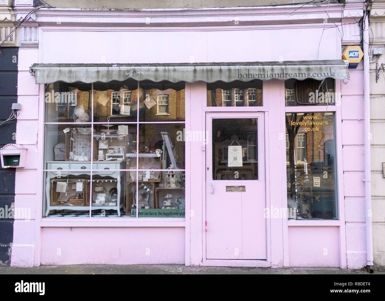 Antiquitäten Shop mit Lila vorne Stockfoto