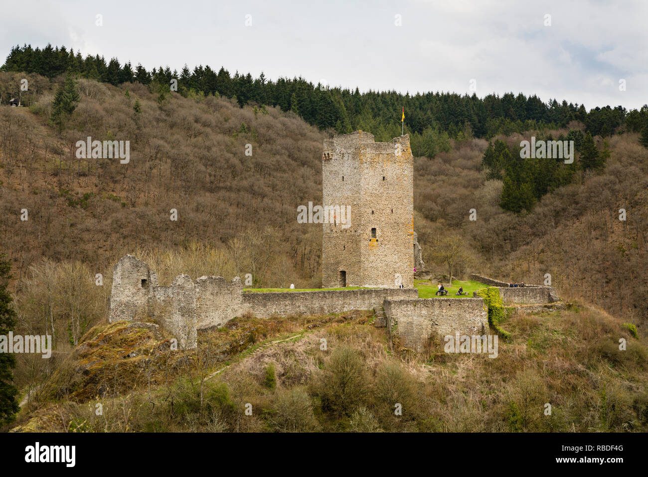 Blick auf das Schloss von der Oberburg Manderscheid in der Eifel, Deutschland im Frühjahr ruinieren. Stockfoto