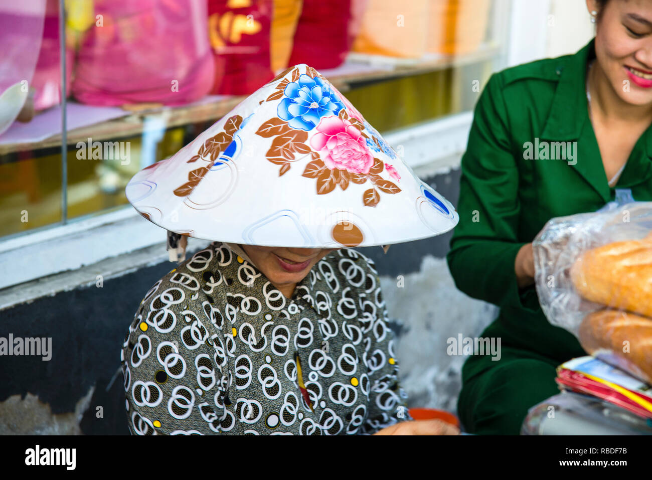 Mutter und Tochter in Ho-Chi-Minh-Stadt, ehemals Saigon, Vietnam. Stockfoto