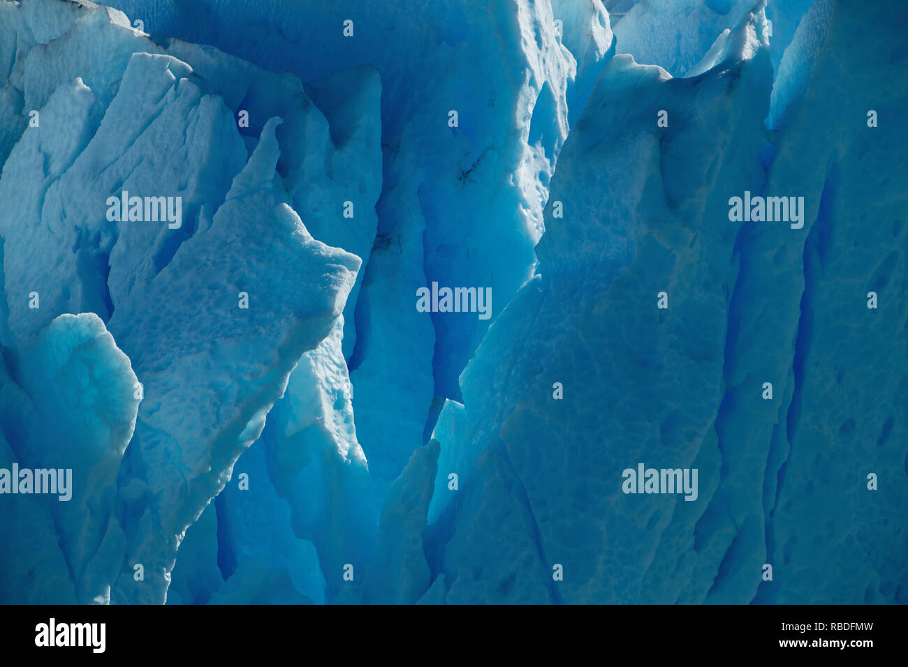 Rim Licht auf einem Gletscher im Nationalpark Los Glaciares in Chile. Stockfoto