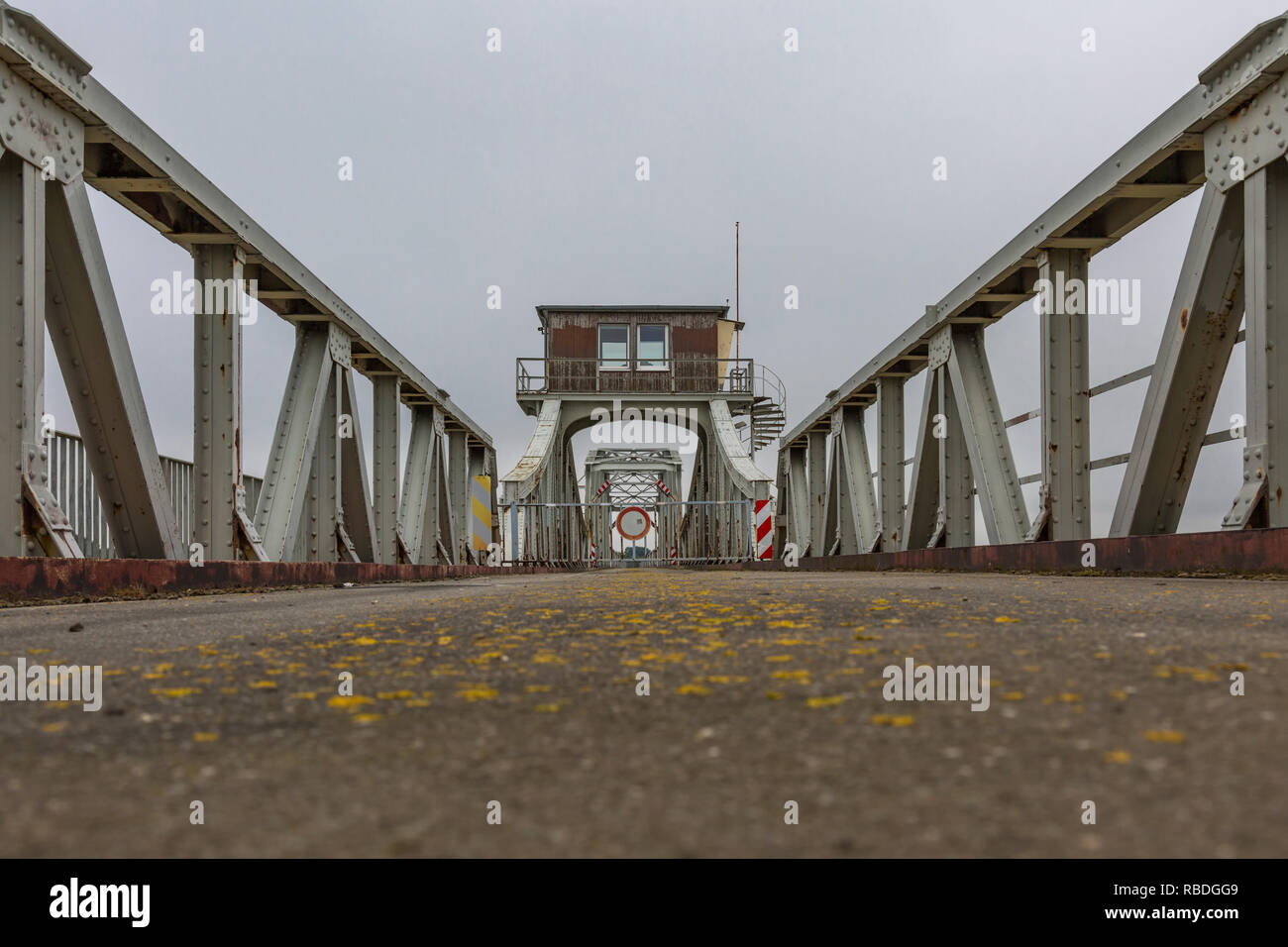 Gesperrt Stahlbrücke - Durchgang verboten Stockfoto